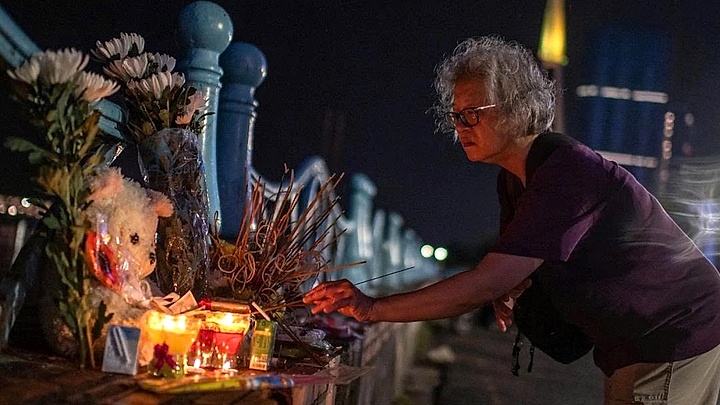 Candlelight vigil held for victims of Ha Long boat tragedy