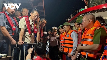 Deputy PM Tran Hong Ha directs rescue efforts after boat capsizing, 29 bodies found