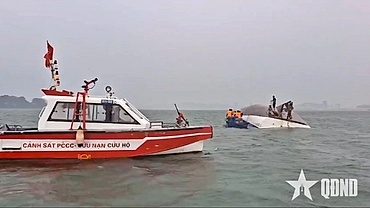 Border guards rescue 10 passengers after tourist boat capsized in Ha Long Bay