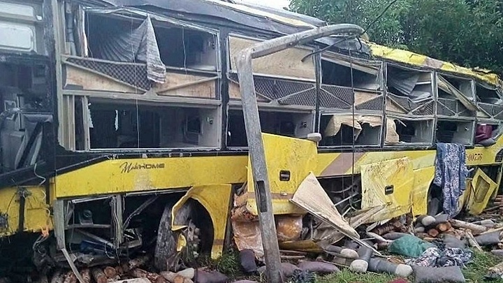 Nine die, 16 injured in Ha Tinh sleeper bus crash