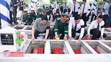 Prime Minister honours Vietnamese fallen heroes at An Giang burial ceremony