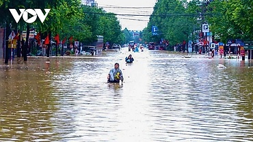 Floodwaters rise rapidly, threatening communities in Northern Vietnam