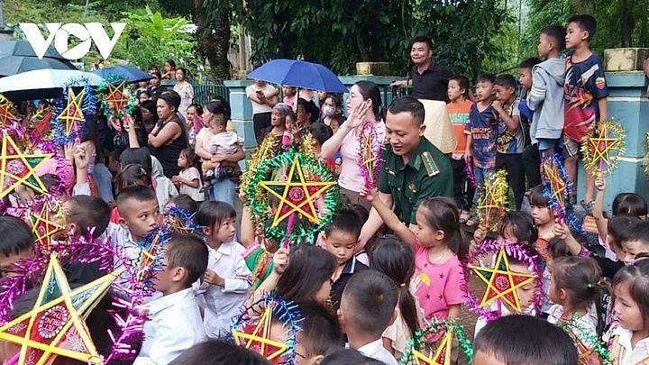 Border guards bring Mid-Autumn joy to children in Thanh Hoa’s border area