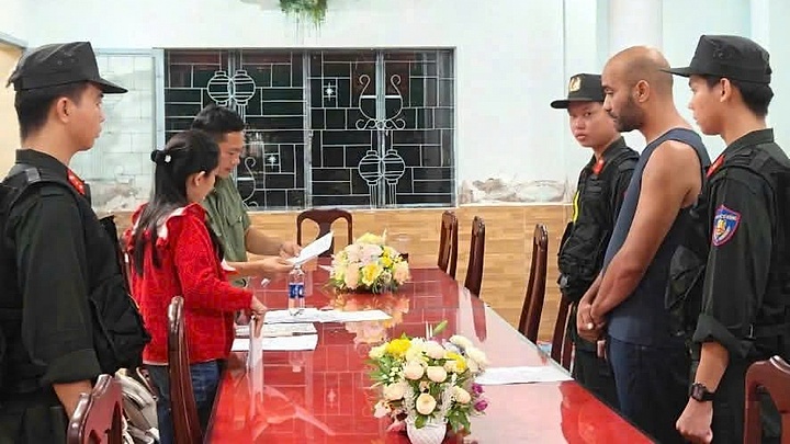 Khởi tố 2 người nước ngoài lưu hành tiền giả ở Phú Quốc