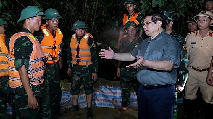 PM inspects flood response in Hanoi’s riverside areas overnight