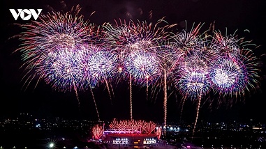 Spectacular fireworks rehearsal marks 14th National Party Congress