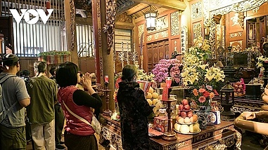 New Year rituals: Hanoians seek blessings at Thang Long’s Four Sacred Temples