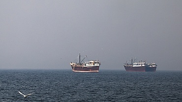 Đàm phán bế tắc, Iran giữ nguyên hiện trạng eo biển Hormuz