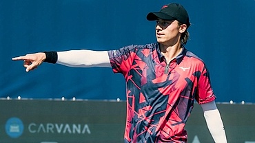 Tay vợt pickleball hàng đầu thế giới gây sốt khi "diện" giày thời trang thi đấu