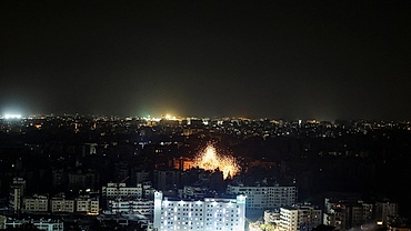 Israel tiếp tục tấn công Iran, Tehran bác tin tàu chiến Mỹ đi qua eo biển Hormuz