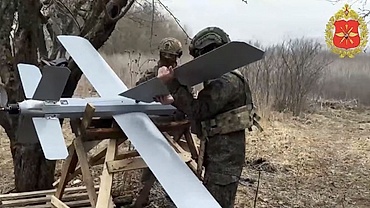“Vua chiến trường” suy yếu, Nga viết lại luật chơi bằng robot và UAV sát thủ