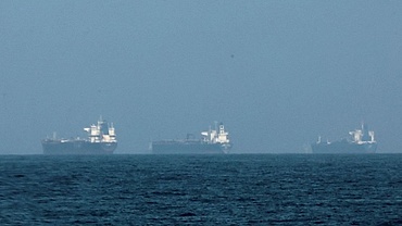 Eo biển Hormuz vẫn “nóng”, hàng nghìn thuỷ thủ mắc kẹt