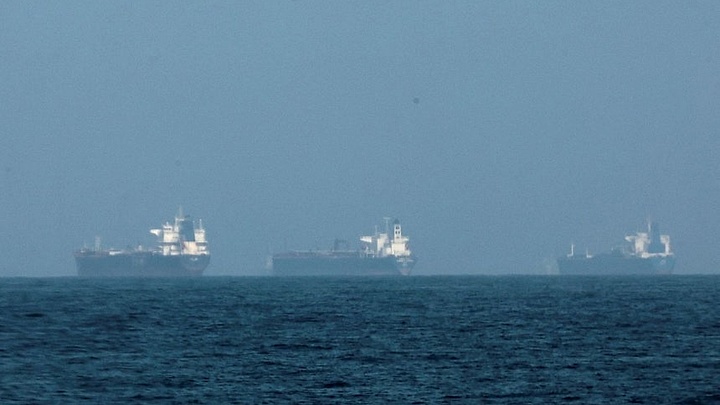 Eo biển Hormuz vẫn “nóng”, hàng nghìn thuỷ thủ mắc kẹt