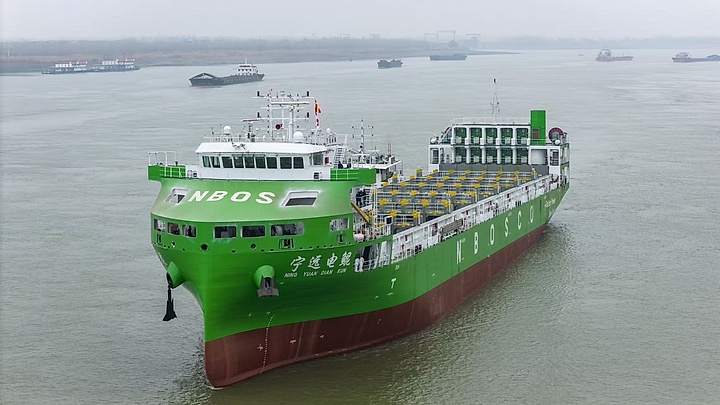 Trung Quốc bàn giao tàu container thông minh chạy bằng điện lớn nhất thế giới