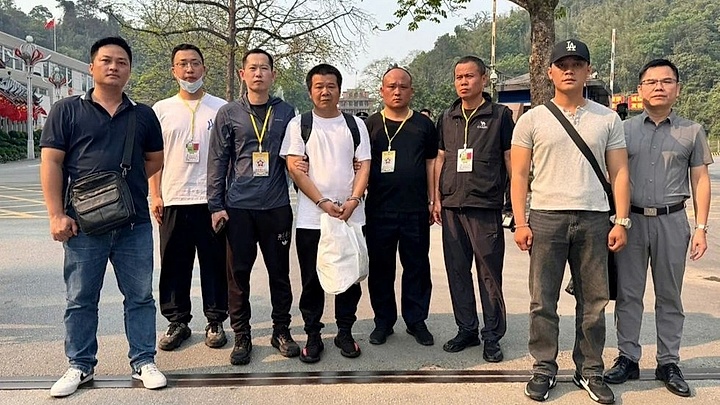Foreign national wanted under international warrant arrested in Da Nang