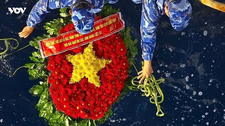 Offering incense in tribute to fallen heroes in Vietnam’s southwestern waters