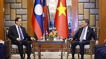Lao, Vietnamese PMs discuss strengthening bilateral ties