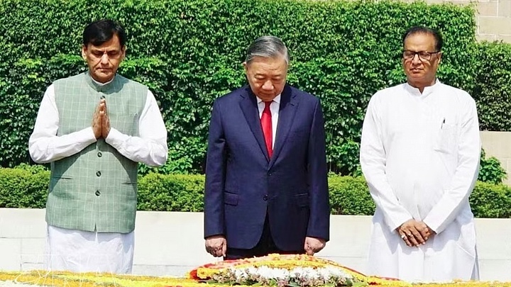 Top leader pays tribute to Mahatma Gandhi, President Ho Chi Minh in New Delhi