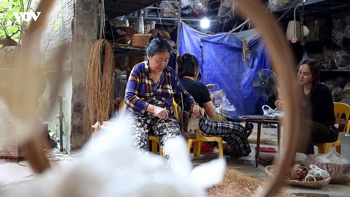 Hanoi craft village busy for bamboo and rattan export orders