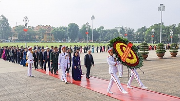 Đoàn đại biểu dự Đại hội XI của MTTQ Việt Nam vào Lăng viếng Chủ tịch Hồ Chí Minh