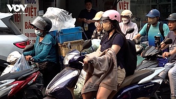 Hà Nội nắng nóng gay gắt, người lao động che chắn kín mít làm việc ngoài trời