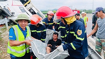 Giải cứu tài xế mắc kẹt sau vụ lật xe đầu kéo trên cao tốc ở Quảng Trị