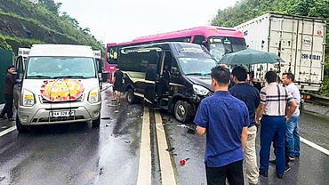 4 ô tô tông liên hoàn trên cao tốc Nội Bài - Lào Cai