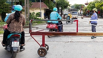 Thót tim cảnh người Hà Nội bất chấp vượt rào chắn, "đua tốc độ" với tàu hoả