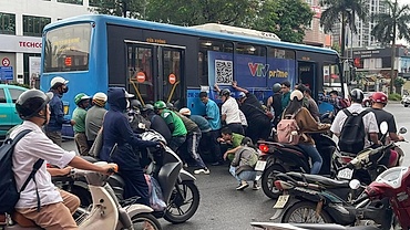 Khoảnh khắc người dân nâng xe buýt giải cứu người phụ nữ gặp nạn ở Hà Nội