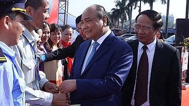 PM Phuc pays pre-Tet visit to workers in Hai Phong