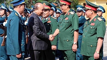 PM inspects combat readiness in Air Force Division 372 ahead of Tet