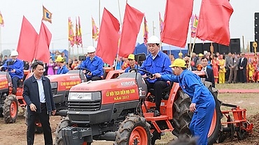 Images featuring senior leaders' simplicity close to citizens in 2017