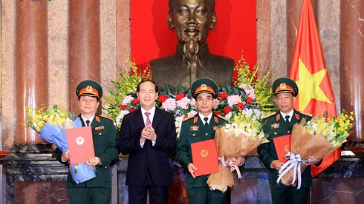 President Quang awards promotions to army officers