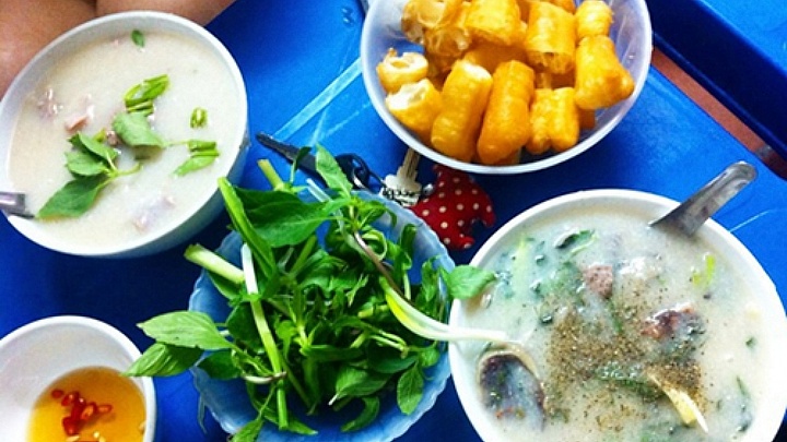 Breakfast in the Old Quarter: pig’s offal porridge