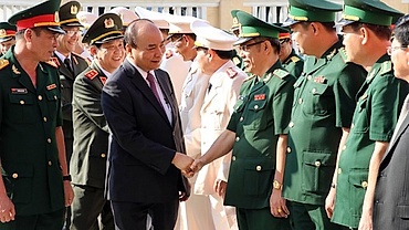PM pays Tet visits to armed forces, residents in Da Nang city