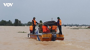 Nước lũ tràn qua QL1A tại Quảng Nam, giao thông bị chia cắt