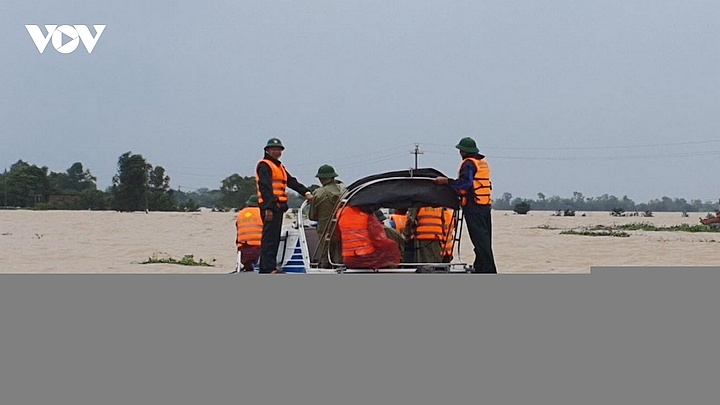 Nước lũ tràn qua QL1A tại Quảng Nam, giao thông bị chia cắt