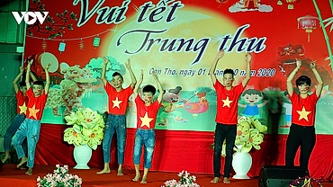 Đêm Hội Trăng rằm, ấm áp cùng các em mồ côi, trẻ em khuyết tật tại Cần Thơ