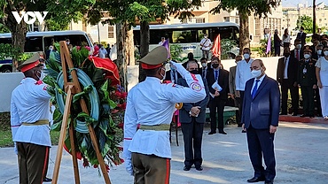 Chủ tịch nước đặt vòng hoa tại Tượng đài Chủ tịch Hồ Chí Minh ở Cuba