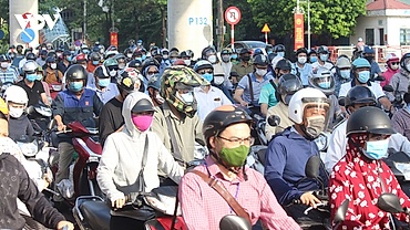 Tighter COVID-19 measures cause traffic congestion in Hanoi red zones
