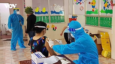 Bình Dương lý giải việc “vượt rào” tiêm vaccine Covid-19 cho trẻ dưới 18 tuổi 