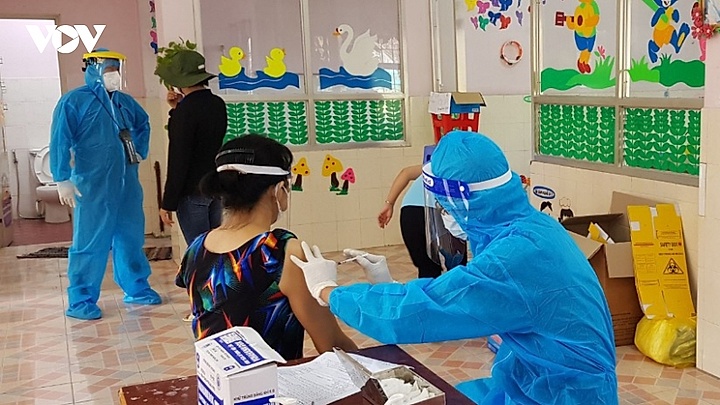 Bình Dương lý giải việc “vượt rào” tiêm vaccine Covid-19 cho trẻ dưới 18 tuổi 