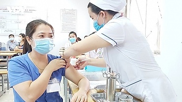Yên Bái, Đắk Lắk tiếp tục triển khai tiêm vaccine COVID-19 cho người dân