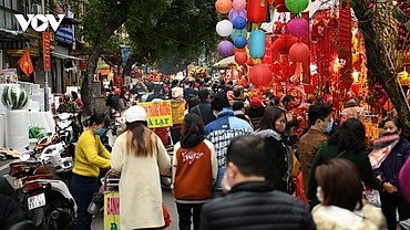 Hanoi revelers take to streets on lunar New Year’s Eve