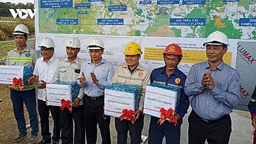 Nhộn nhịp đón Tết trên công trường cao tốc Phan Thiết-Dầu Giây