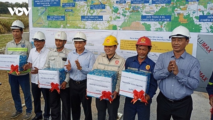 Nhộn nhịp đón Tết trên công trường cao tốc Phan Thiết-Dầu Giây