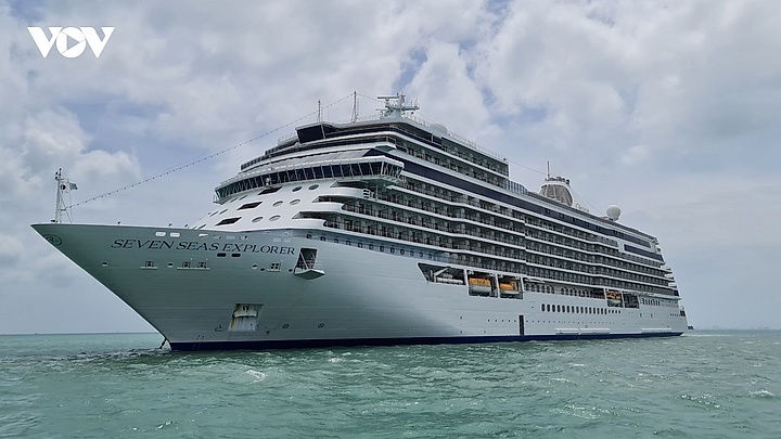 Tàu du lịch Seven Seas Explorer cập cảng Nha Trang