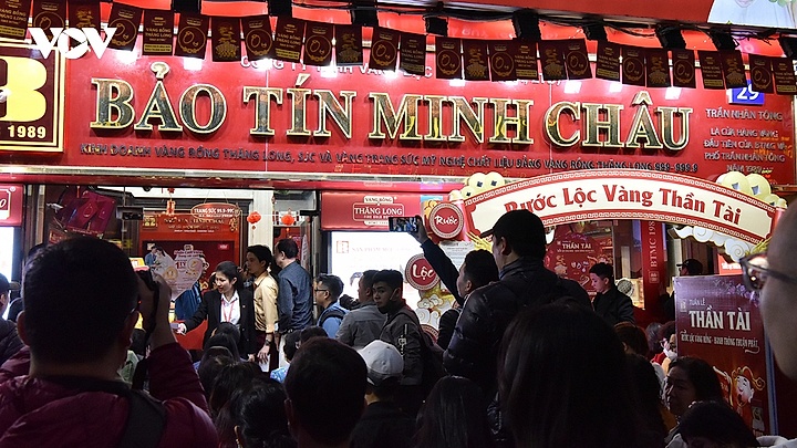 Ngày Vía Thần tài ở Hà Nội: Không còn cảnh "rồng rắn" xếp hàng mua vàng