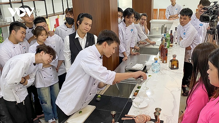 Khắc phục điểm yếu kỹ năng mềm cho sinh viên ngành du lịch
