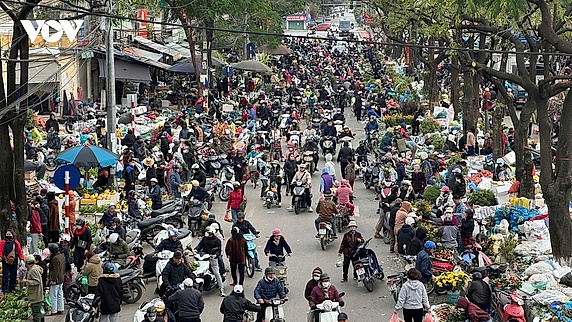 Ngày 28 Tết: Chợ đầu mối phía Nam Hà Nội đông nghẹt người, giao thông ùn tắc